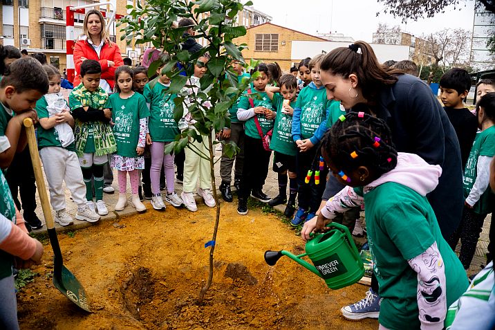 school children planting a tree